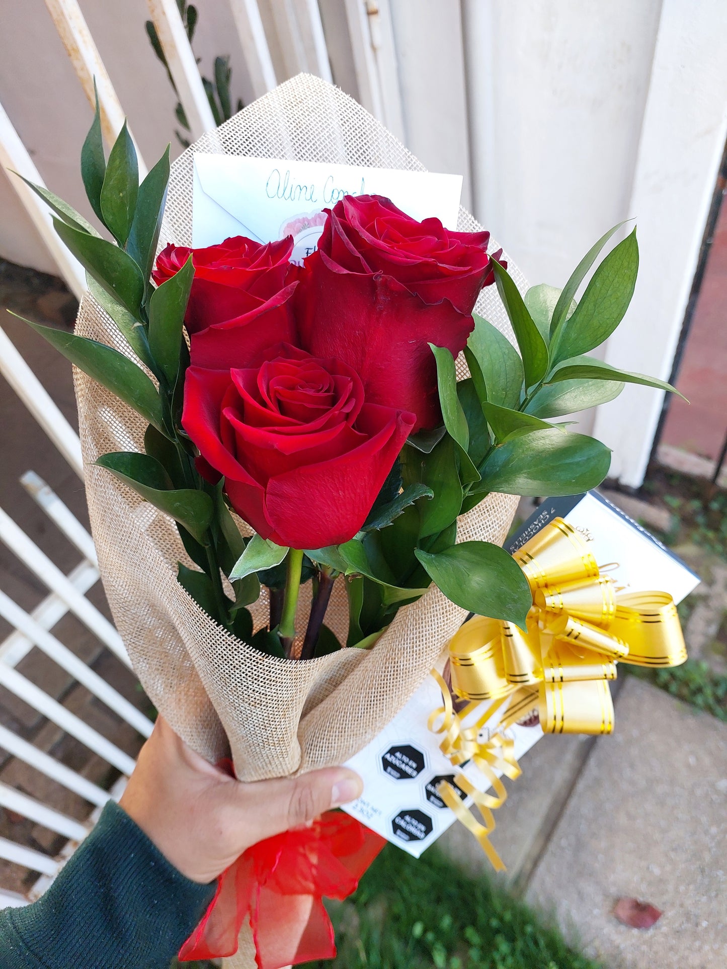 Ramo 3 Rosas Ecuatorianas Rojas y Bombones Belgian
