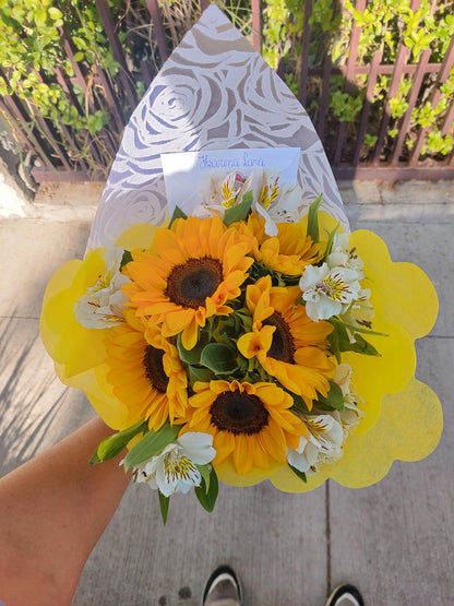 Bouquet 5 Girasoles y 5 Lirios de Campo