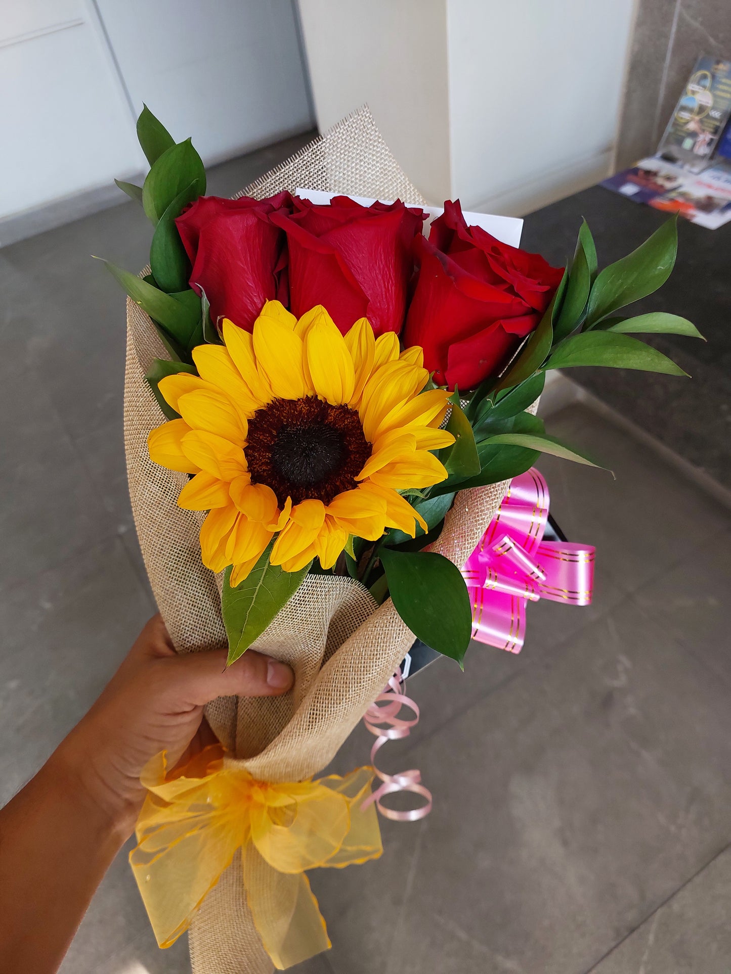 Ramo 3 Rosas Ecuatorianas, Girasol y Bombones Belgian