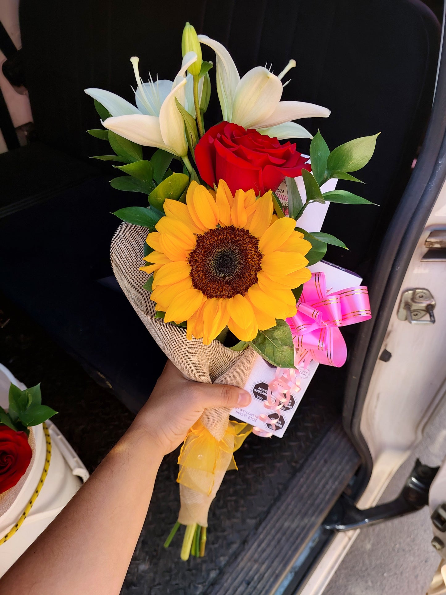 Ramo Rosa, Girasol y Lilium en Arpillera con Bombones