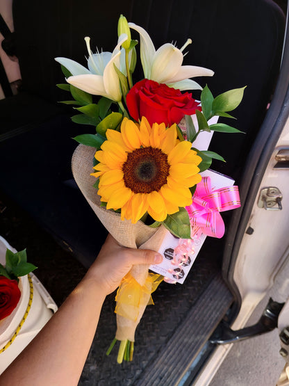 Ramo Rosa, Girasol y Lilium en Arpillera con Bombones