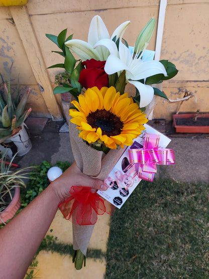 Ramo Rosa, Girasol y Lilium en Arpillera con Bombones