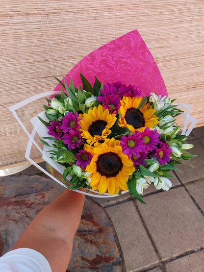 Bouquet de Girasoles, Maule Morado y Lirios de Campo