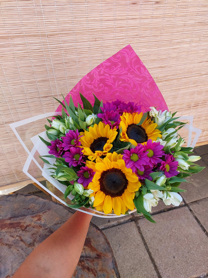Bouquet de Girasoles, Maule Morado y Lirios de Campo