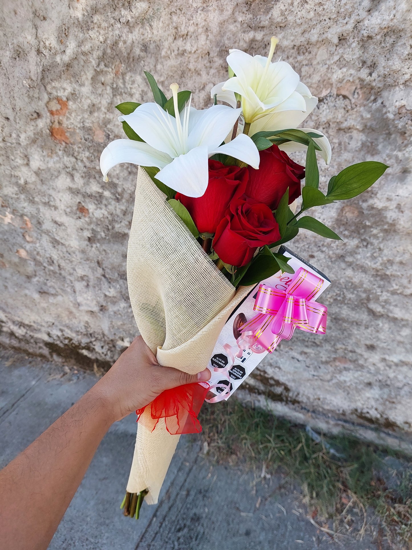 Ramo de 3 Rosas Ecuatorianas, Lilium y Bombones Belgian