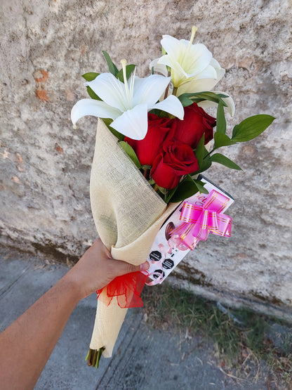 Ramo de 3 Rosas Ecuatorianas, Lilium y Bombones Belgian