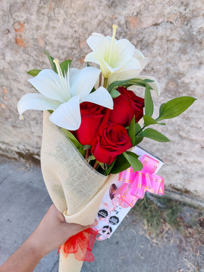 Ramo de 3 Rosas Ecuatorianas, Lilium y Bombones Belgian