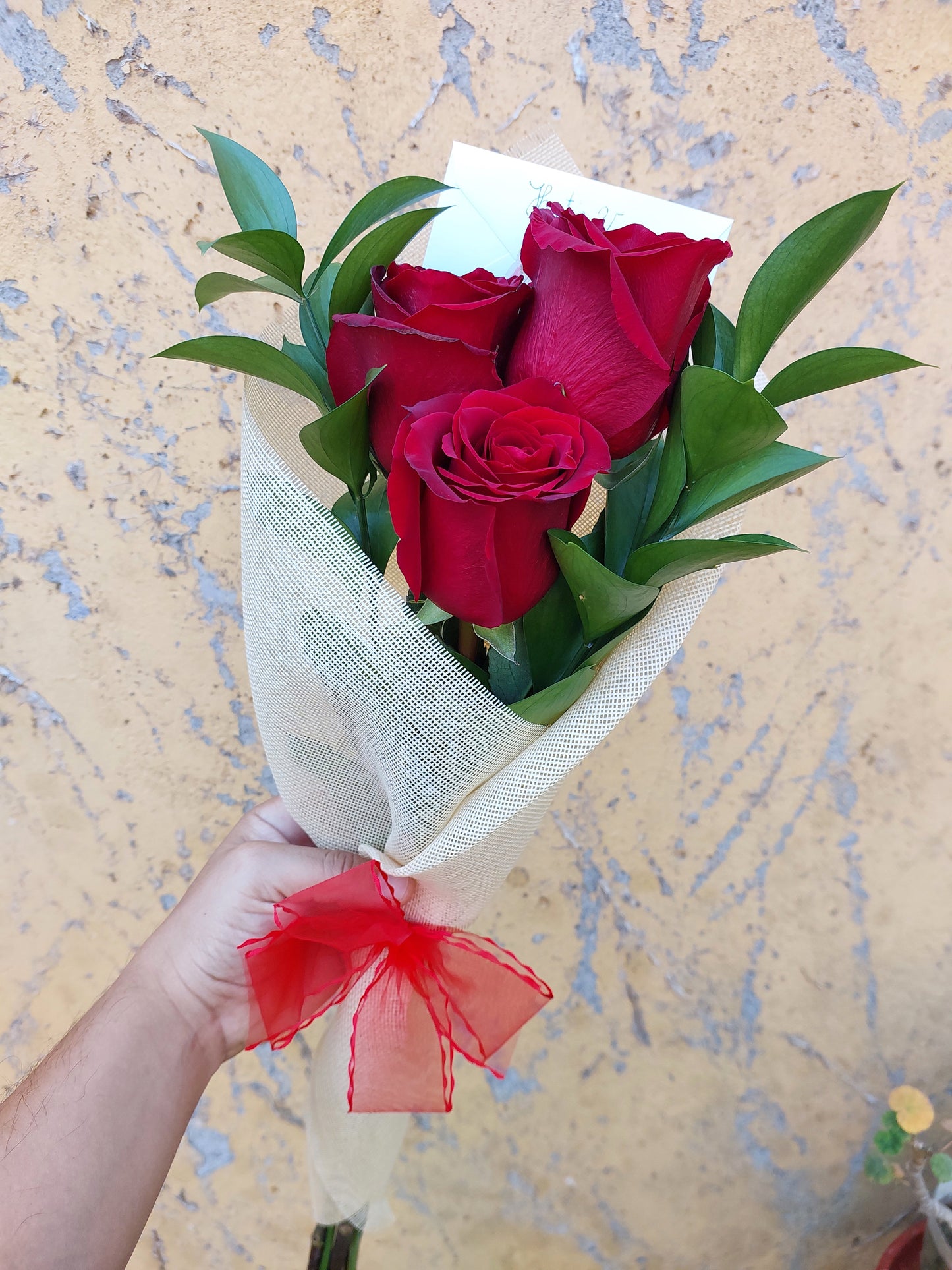 Ramo de 3 Rosas y 2 Ruscus en Arpillera