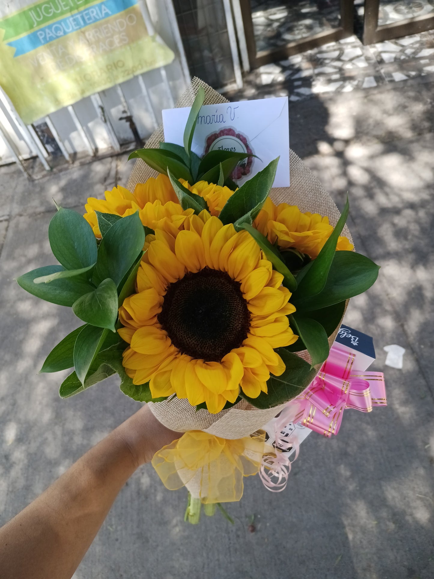 Ramo 3 Girasoles en Arpillera y Bombones Belgian