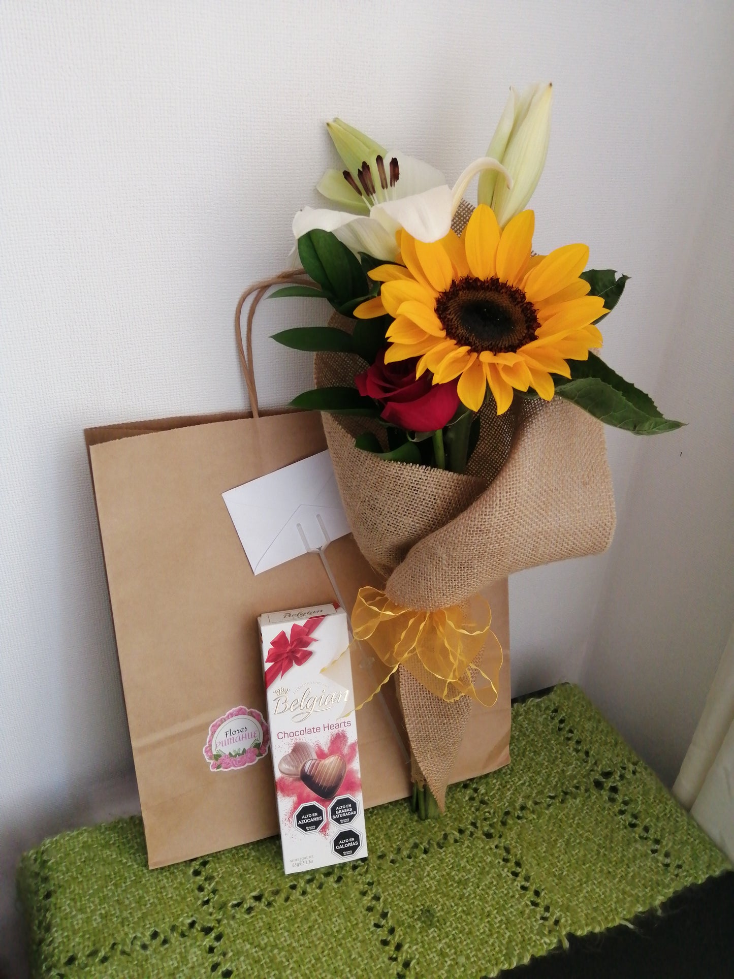 Ramo Rosa, Girasol y Lilium en Arpillera con Bombones
