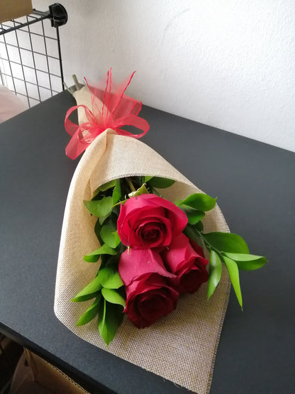 Ramo de 3 Rosas y 2 Ruscus en Arpillera
