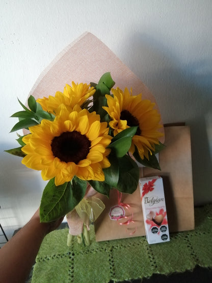 Ramo 3 Girasoles en Arpillera y Bombones Belgian