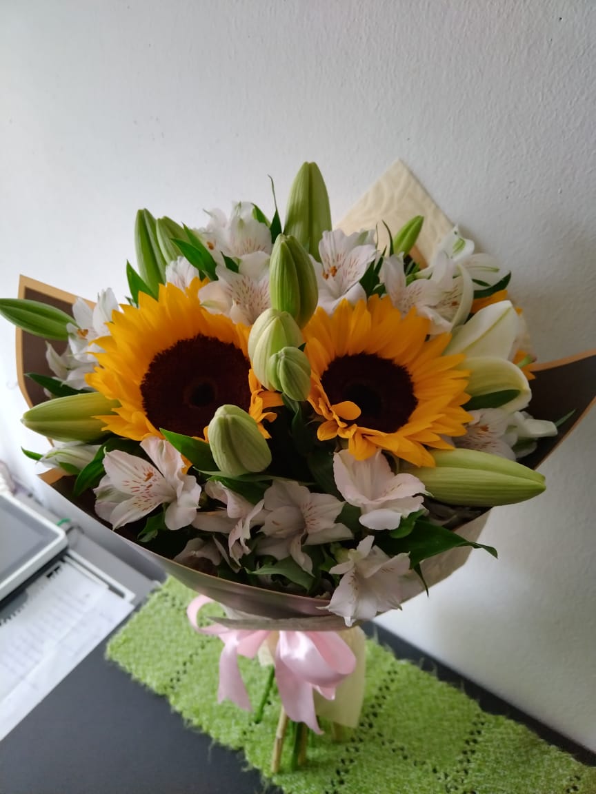 Bouquet Mix de Girasoles, Lilium Asiáticos y Alstroemerias