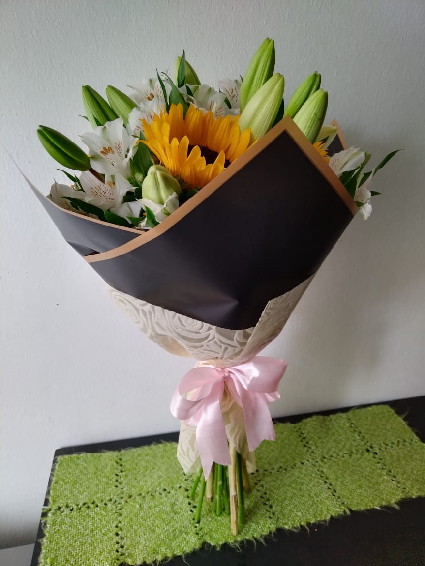 Bouquet Mix de Girasoles, Lilium Asiáticos y Alstroemerias