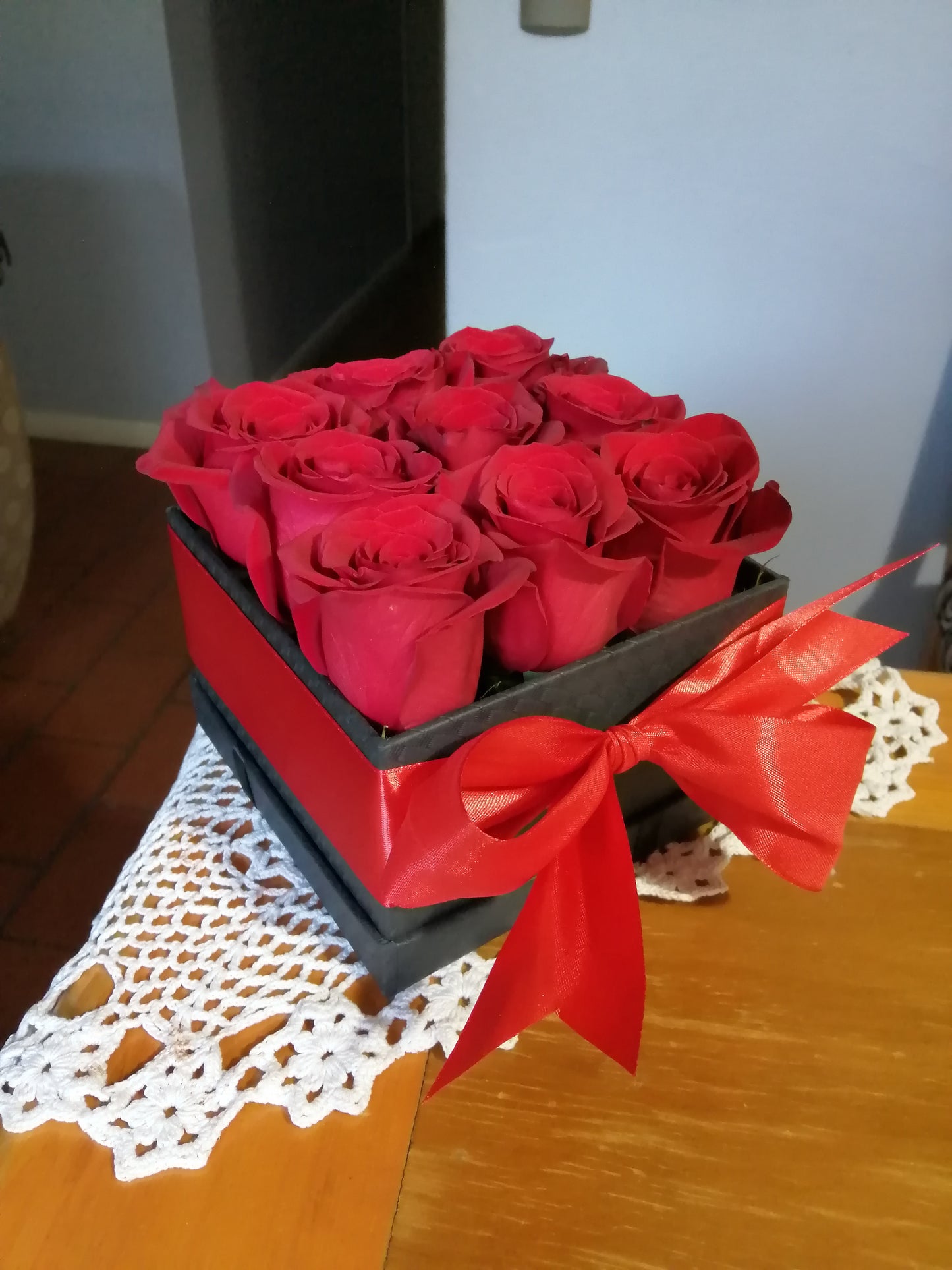 Cubo 9 Rosas Ecuatorianas Rojas - Rosas Importadas
