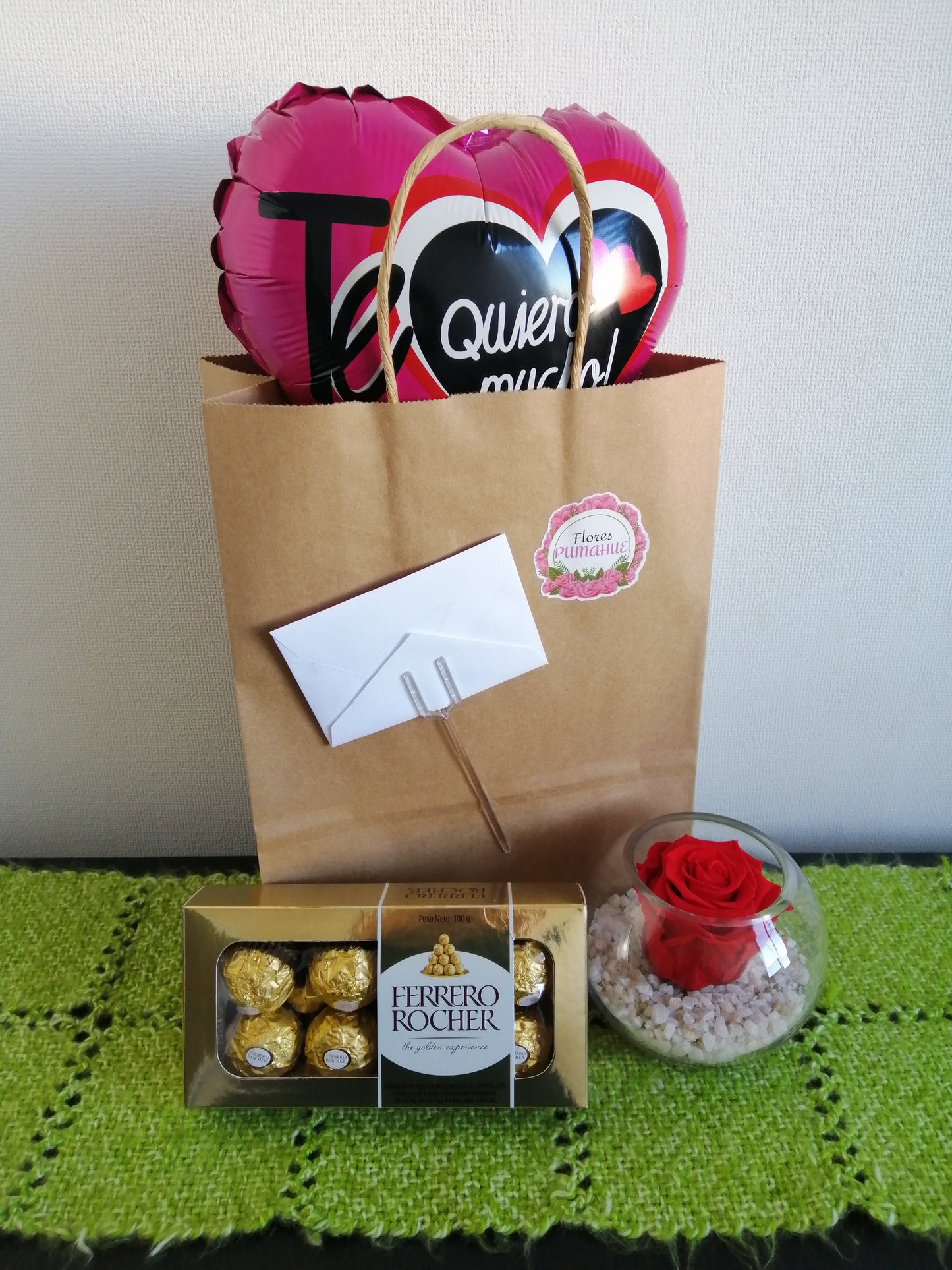 Rosa Roja Preservada, Ferrero Rocher y Globo Metalizado - Rosa Ecuatoriana Natural Preservada