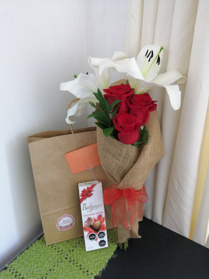 Ramo de 3 Rosas Ecuatorianas, Lilium y Bombones Belgian