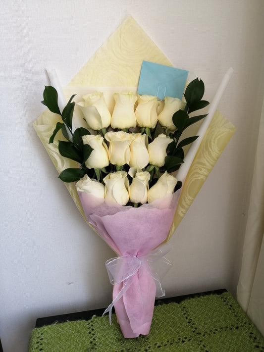 Ramo 12 Rosas Ecuatorianas Blancas en Escalera