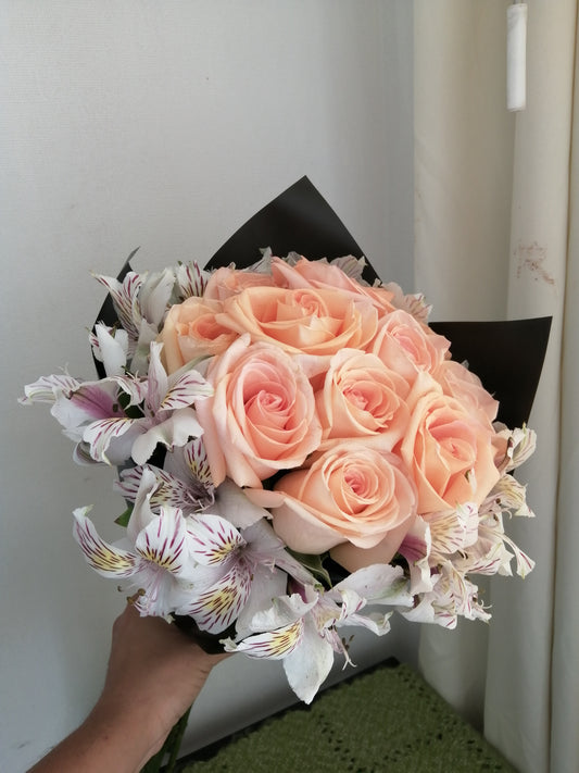 Ramo Bouquet 12 Rosas Ecuatorianas Pastel y 5 Alstroemerias