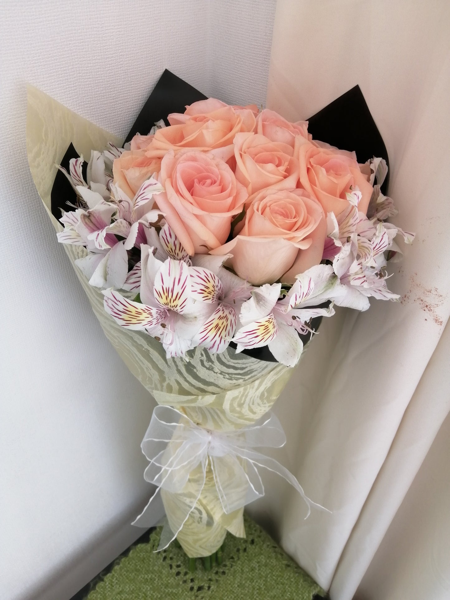 Ramo Bouquet 12 Rosas Ecuatorianas Pastel y 5 Alstroemerias