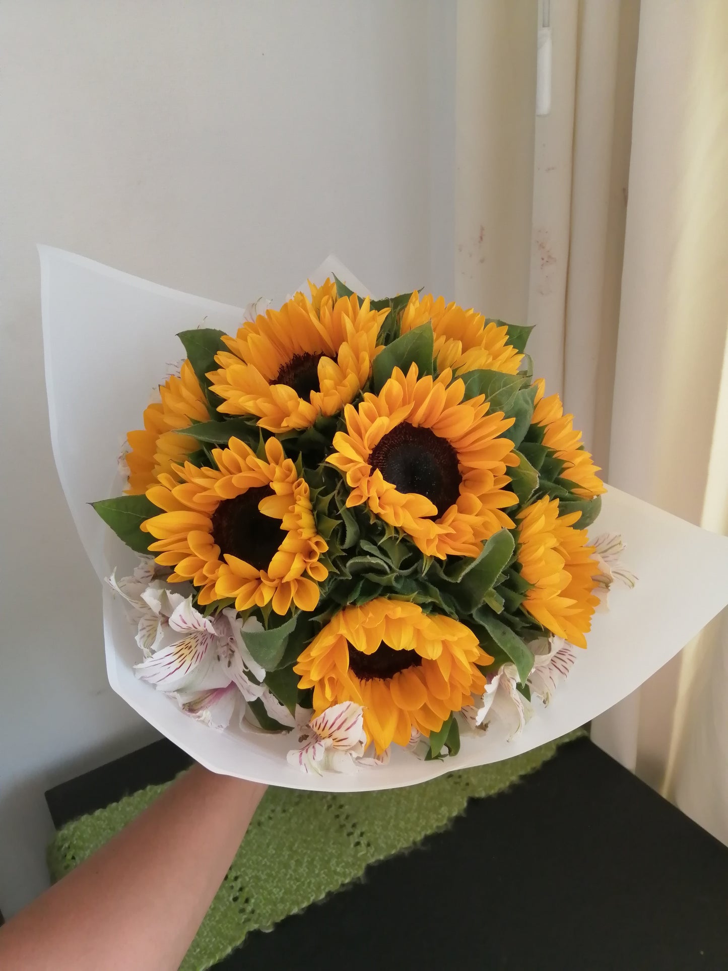 Bouquet 10 Girasoles y 5 Alstroemerias - Oferta del Día!