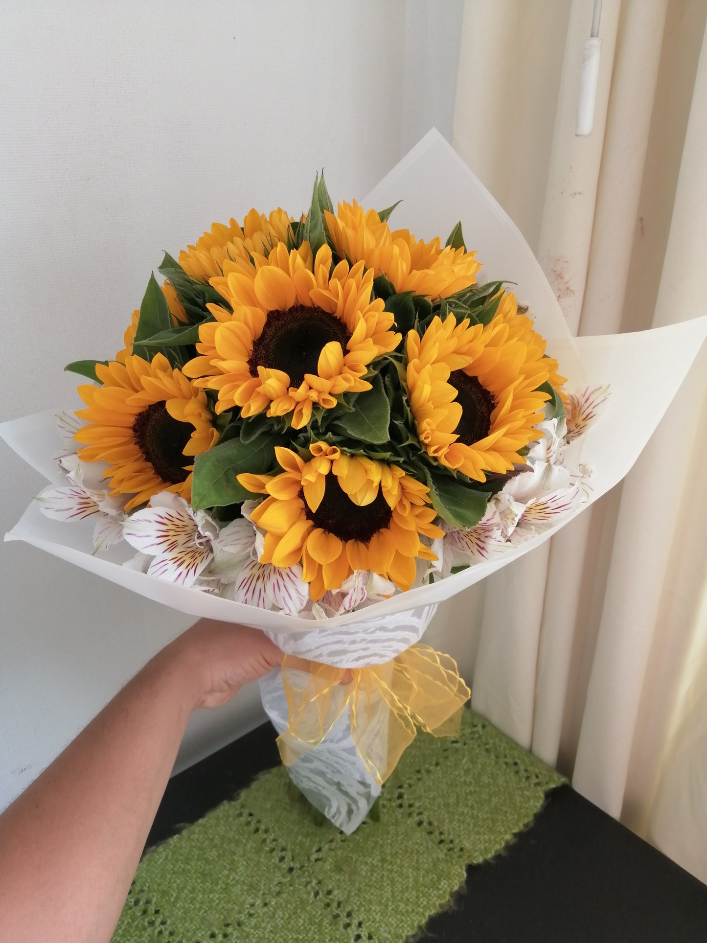 Bouquet 10 Girasoles y 5 Alstroemerias - Oferta del Día!