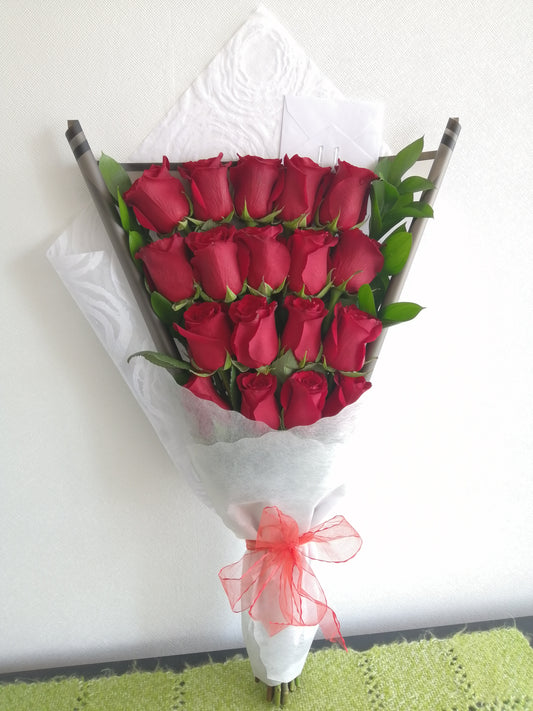 Ramo 18 Rosas Ecuatorianas Rojas en Escalera - Rosas Importadas
