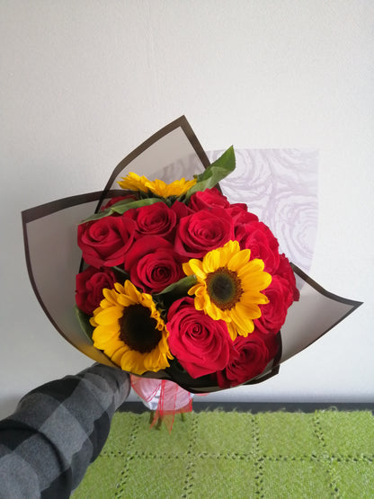Bouquet 14 Rosas Ecuatorianas y 3 Girasoles