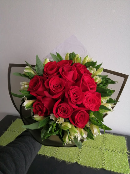 Bouquet 12 Rosas Ecuatorianas y 10 Lirios de Campo