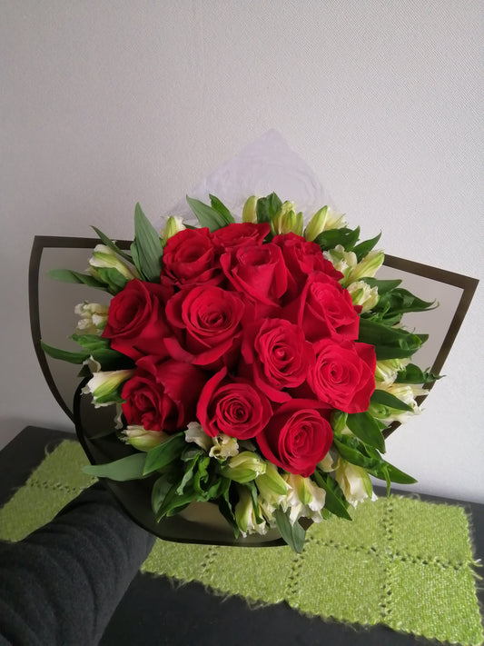 Ramo Bouquet 12 Rosas Ecuatorianas Rojas y 5 Alstroemerias