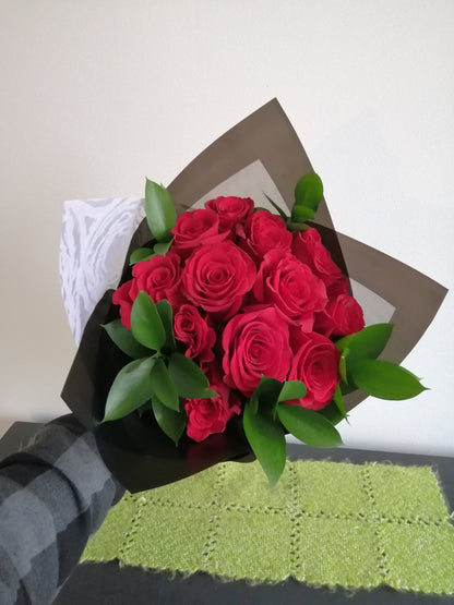 Bouquet 12 Rosas Ecuatorianas y 6 Ruscus Importados