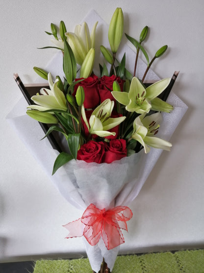 Ramo 6 Rosas Ecuatorianas y 5 Liliums en Escalera