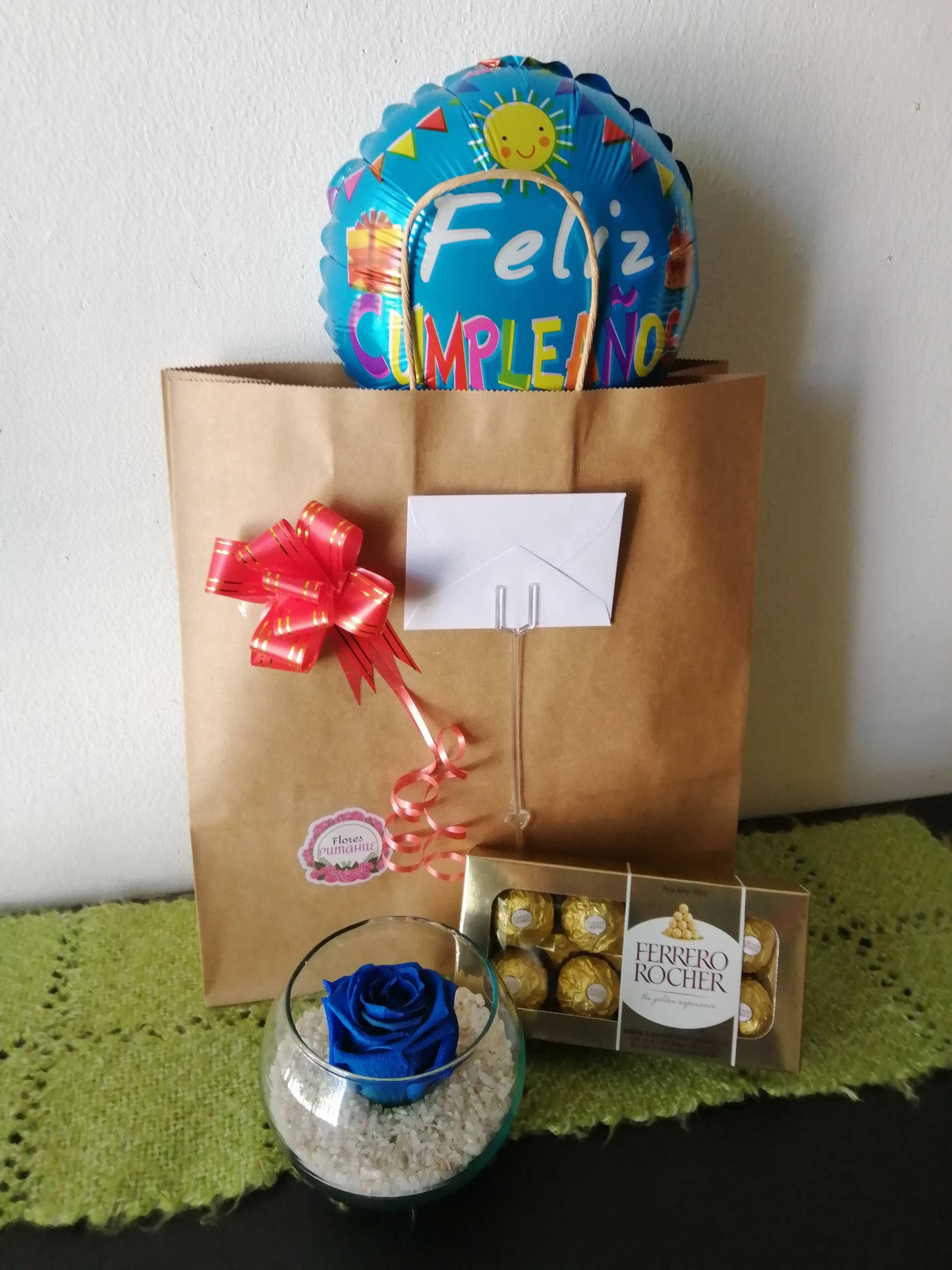 Rosa Azul Preservada, Ferrero Rocher y Globo Metalizado - Rosa Natural Preservada