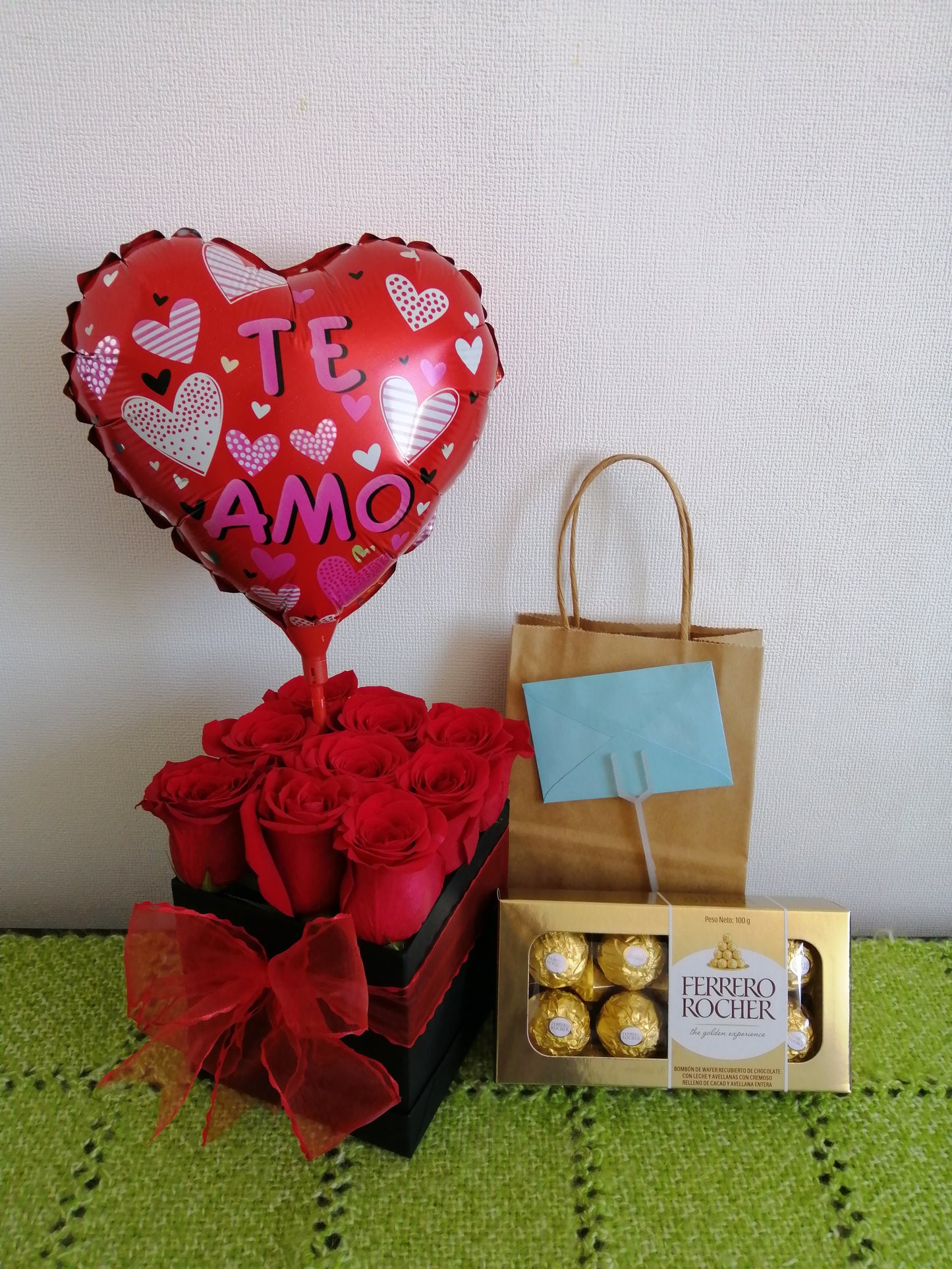 Cubo 9 Rosas Ecuatorianas Rojas + Ferrero Rocher y Globo